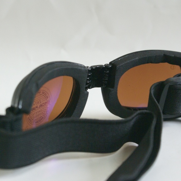 NWT Sports goggle for motorcycling w/ elastic straps, foam padding, & vents - Picture 4 of 6